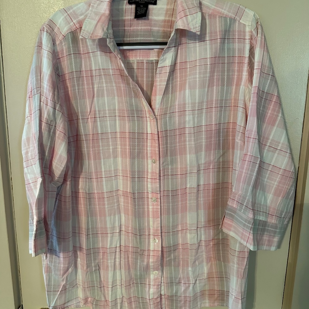 Womens top 1x lightweight button down.